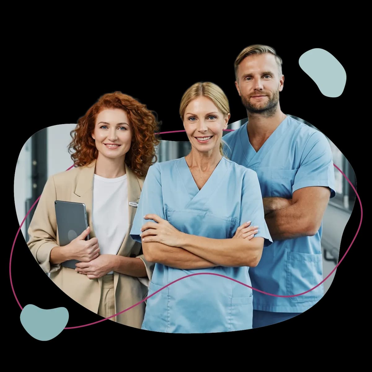 Zwei Pflegekräfte (Frau und Mann) und eine Frau aus der Gesundheitsbranche stehen selbstbewusst in einem Krankenhausflur