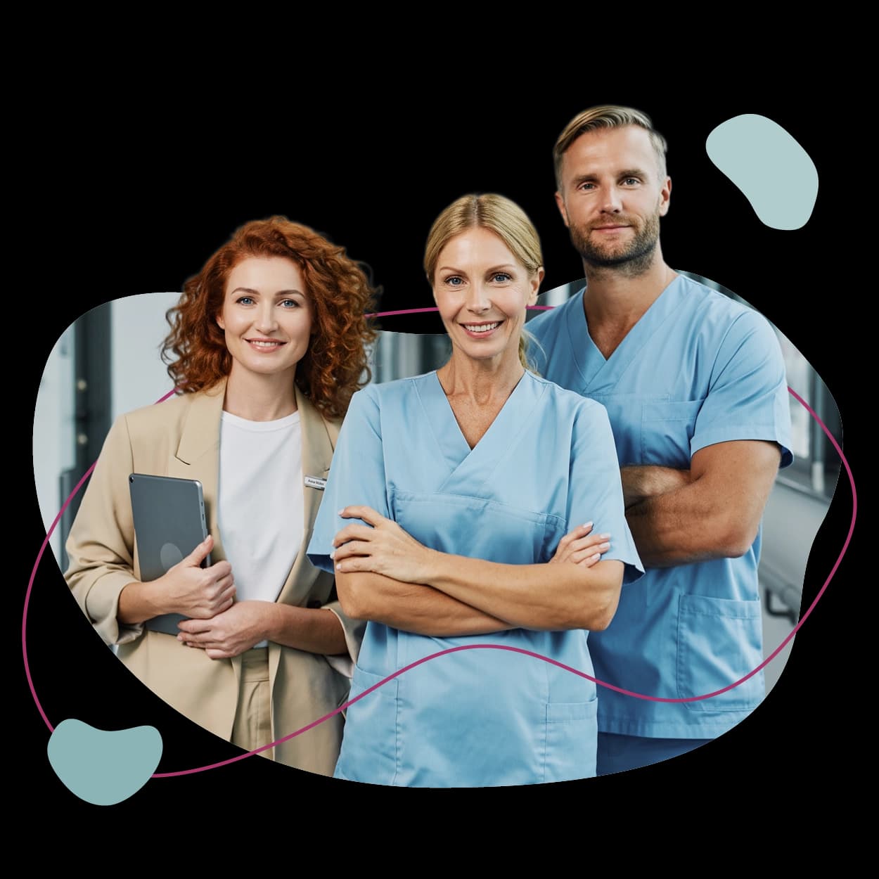 Zwei Pflegekräfte (Frau und Mann) und eine Frau aus der Gesundheitsbranche stehen selbstbewusst in einem Krankenhausflur