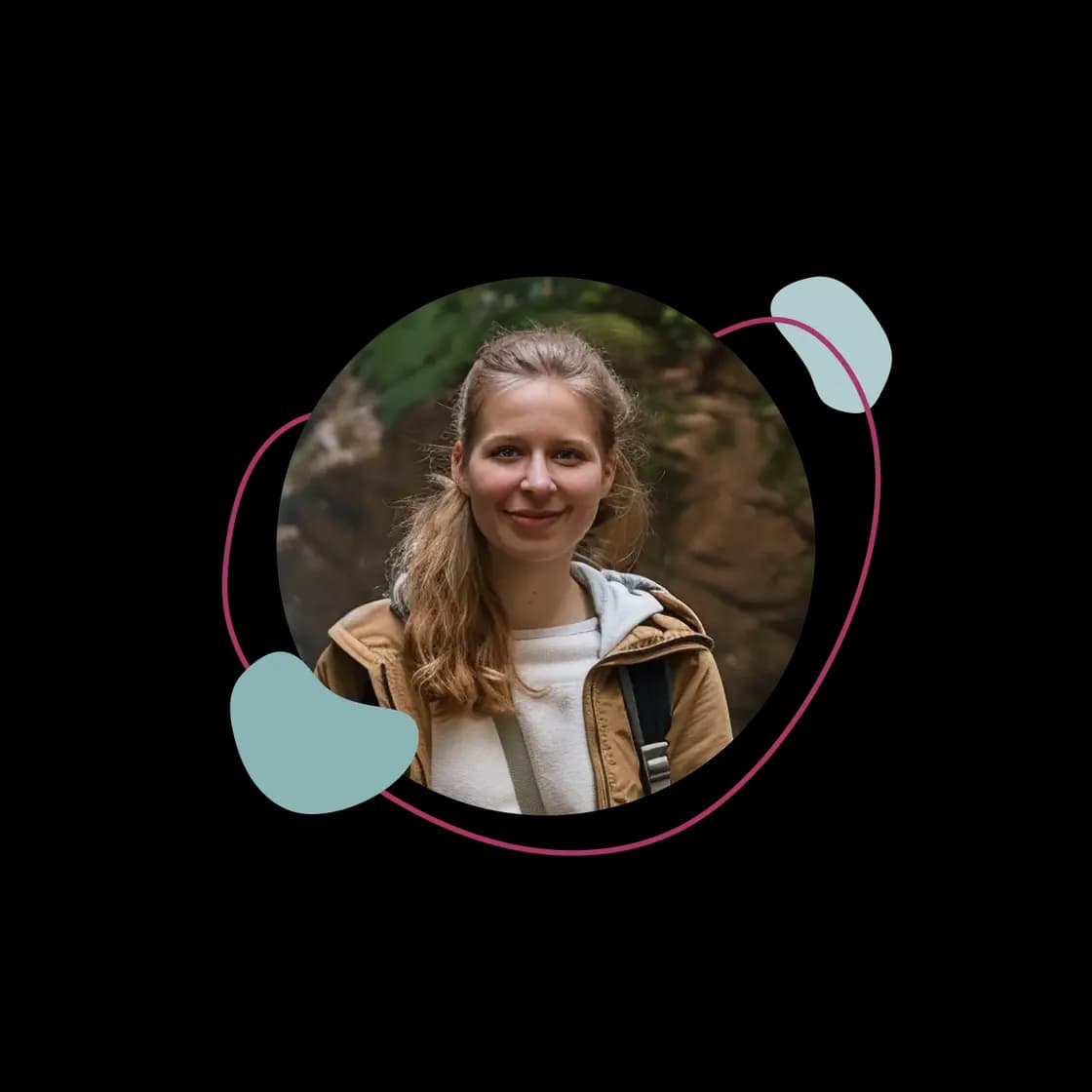 Eine junge Frau in Outdoorkleidung steht in der Natur