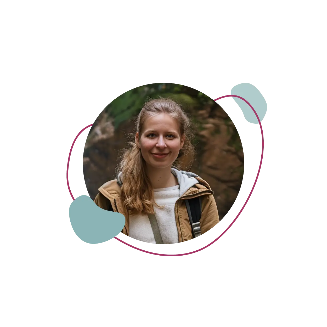 Eine junge Frau in Outdoorkleidung steht in der Natur