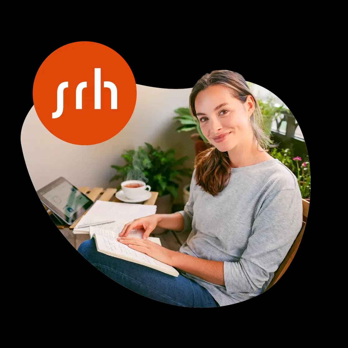 Eine Frau sitzt entspannt auf ihrem Balkon und lernt