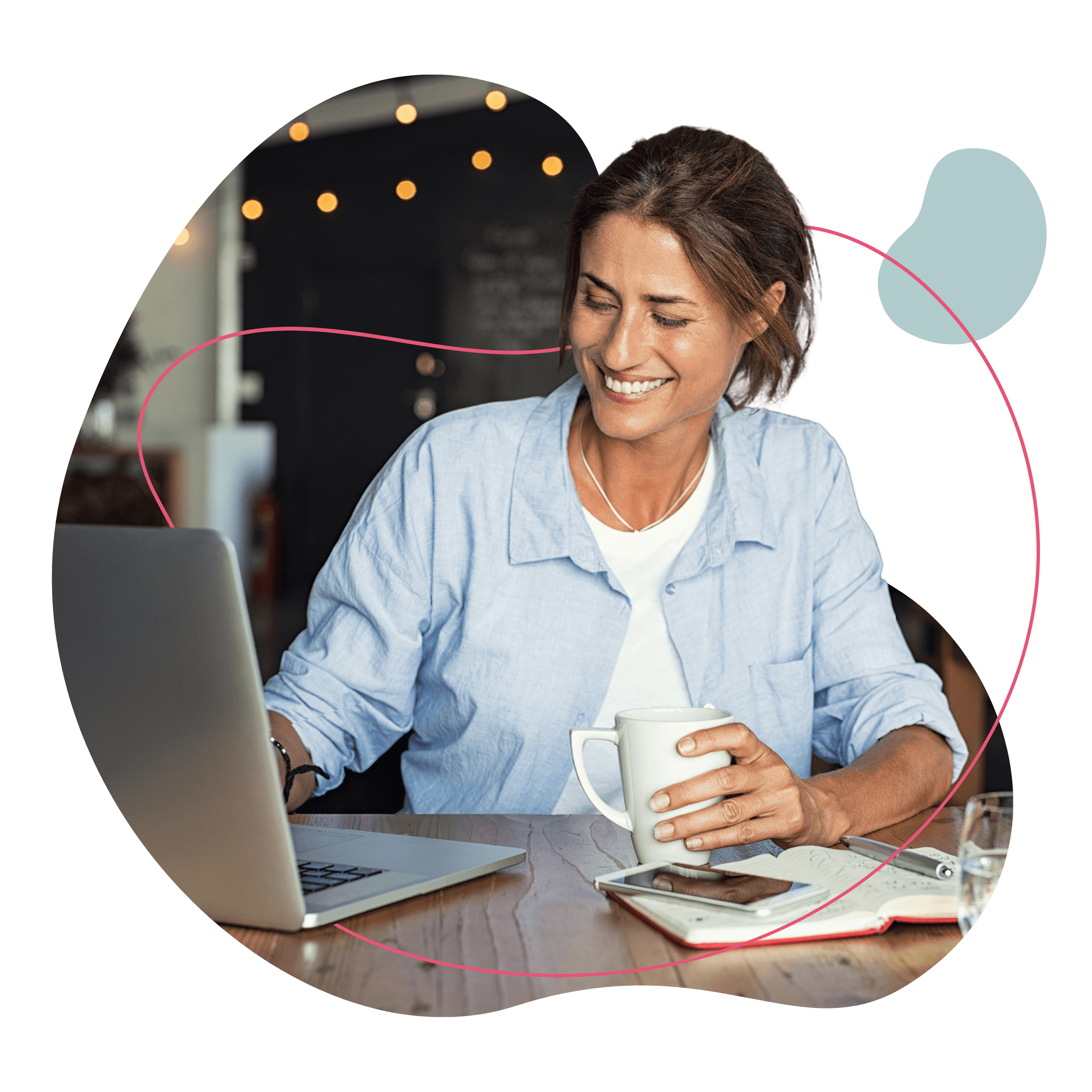 Junge Frau am Laptop bearbeitet Kursinhalte ihrer FEG-Weiterbildung.